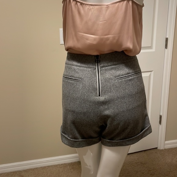 SALE ALICE & OLIVIA GRAY FLANNEL WOOL  SHORTS / EXPOSED ZIPPER NWOT NEVER WORN - Picture 5 of 6